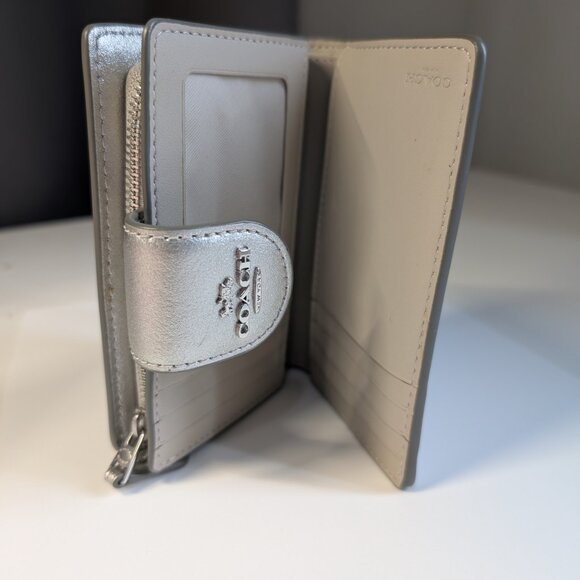 Coach Signature Women’s Wallet in Silver Metallic Leather/Silver Hardware - Picture 4 of 6